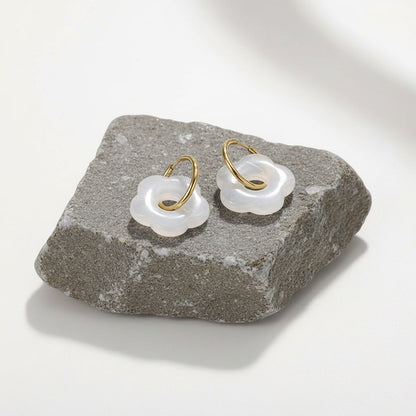 עגילי זהב עם צ׳ארמ פרח היפי לבן