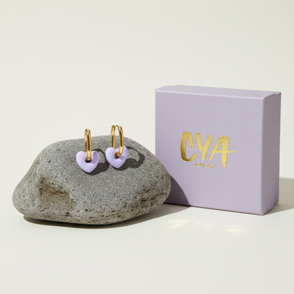 עגילי חישוק אובלי צ׳ארמ לב היפי סגול