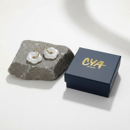 עגילי זהב עם צ׳ארמ פרח היפי לבן