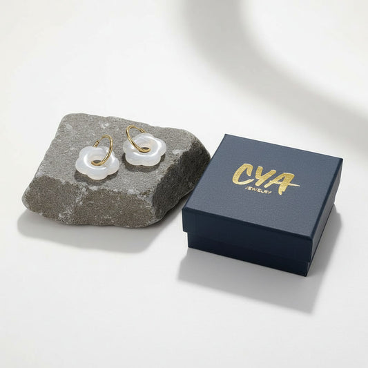 עגילי זהב עם צ׳ארמ פרח היפי לבן