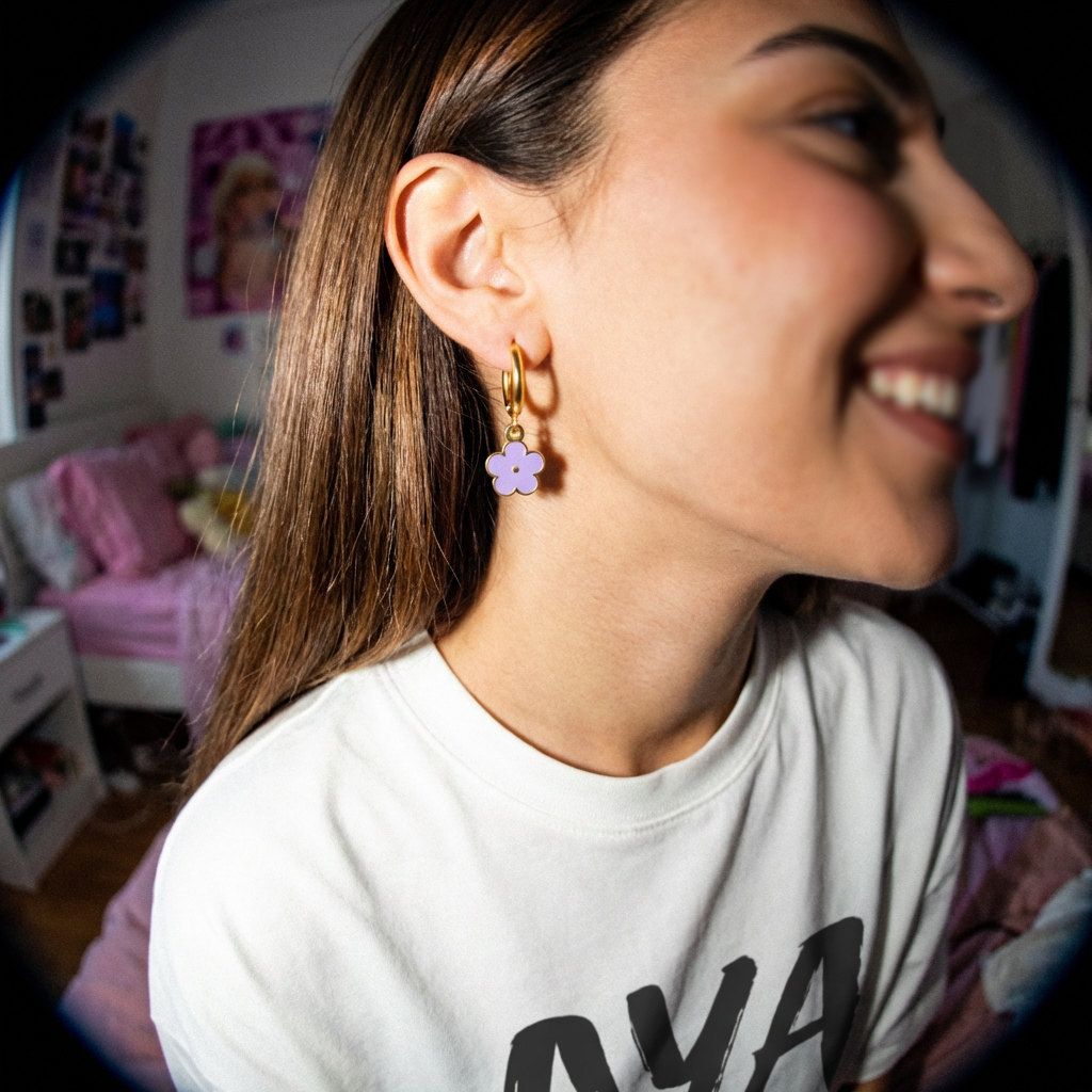 עגיל חישוק עם צ׳ארמ פרח