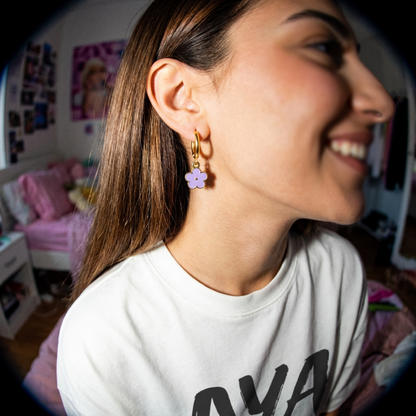 עגיל חישוק עם צ׳ארמ פרח