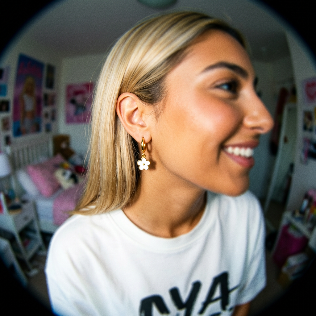 עגיל חישוק עם צ׳ארמ פרח