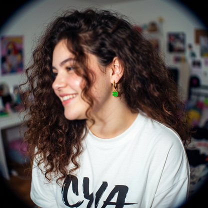 עגיל חישוק עם צ׳ארמ פרח