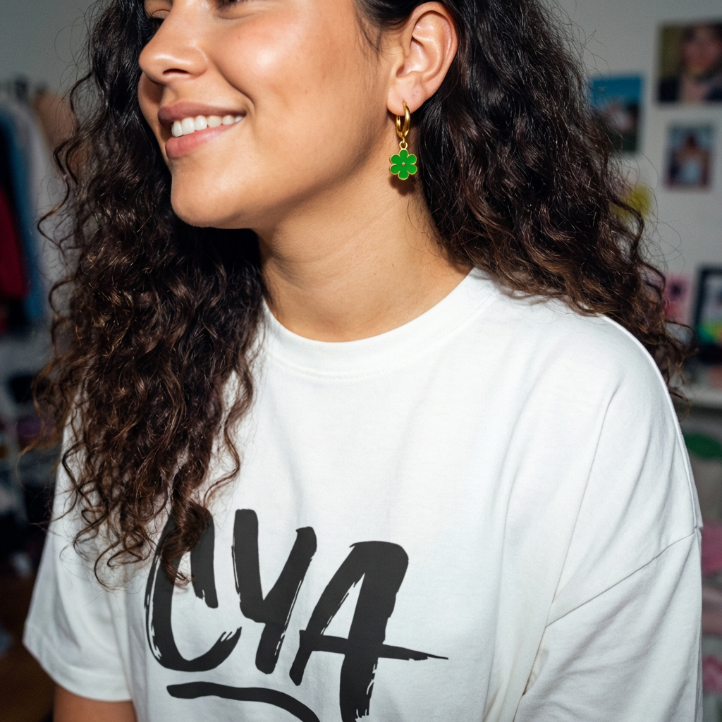 עגיל חישוק עם צ׳ארמ פרח