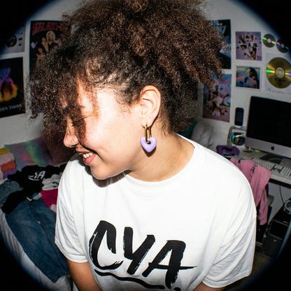 עגילי חישוק אובלי צ׳ארמ לב היפי סגול