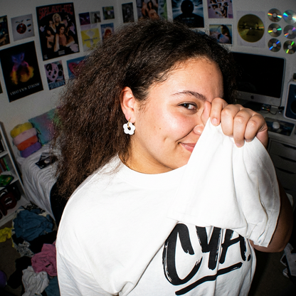 עגילי זהב עם צ׳ארמ פרח היפי לבן