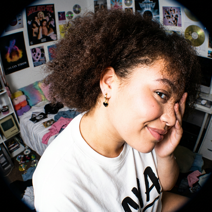 עגילי חישוק עם לב שחור