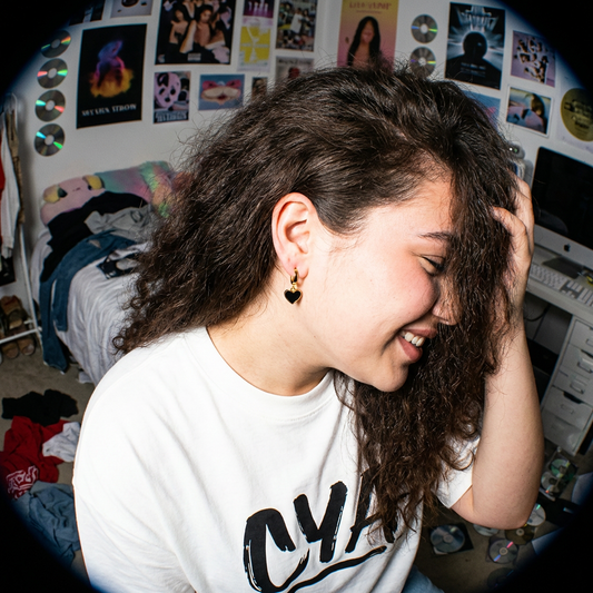 עגילי חישוק עם לב שחור