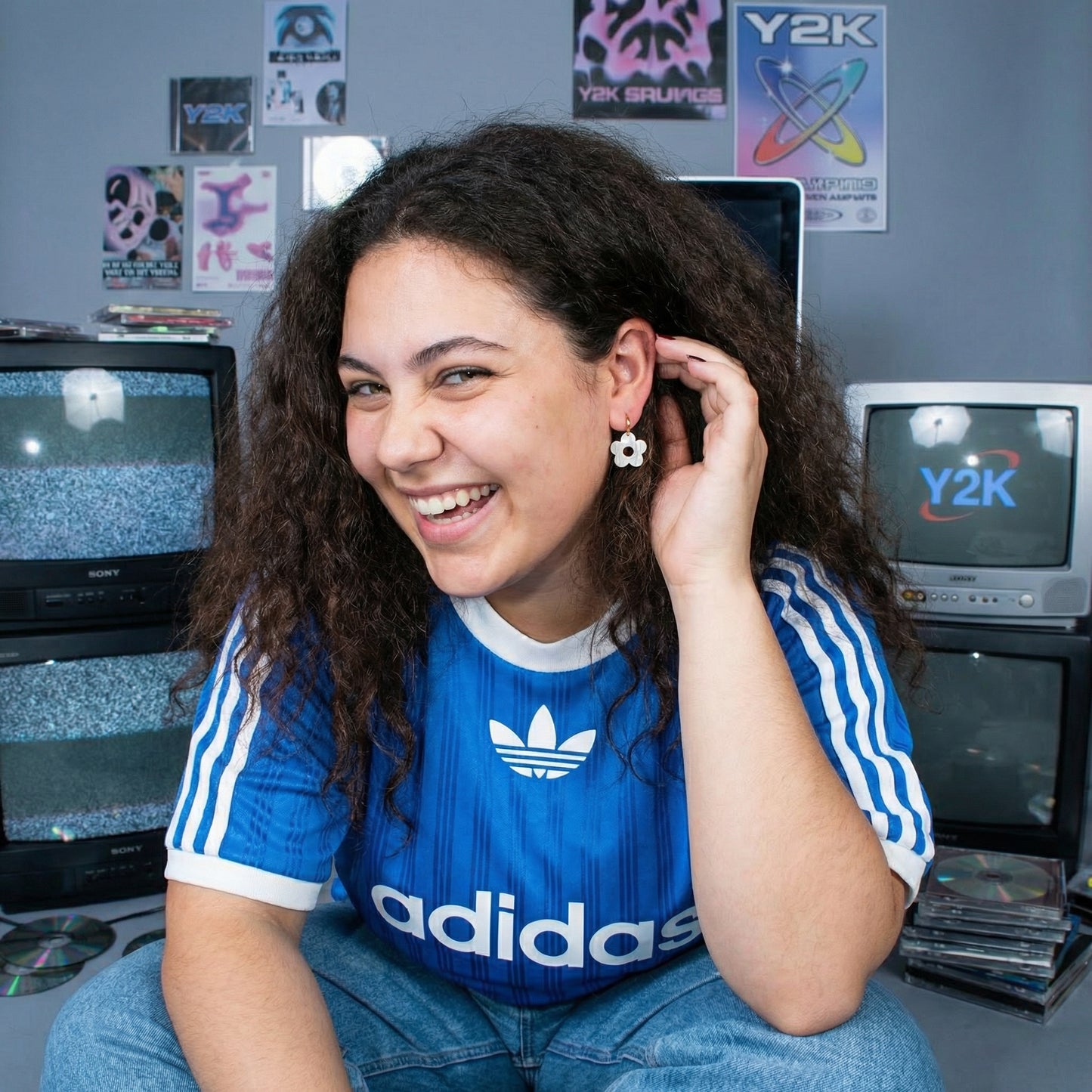 עגילי זהב עם צ׳ארמ פרח היפי לבן