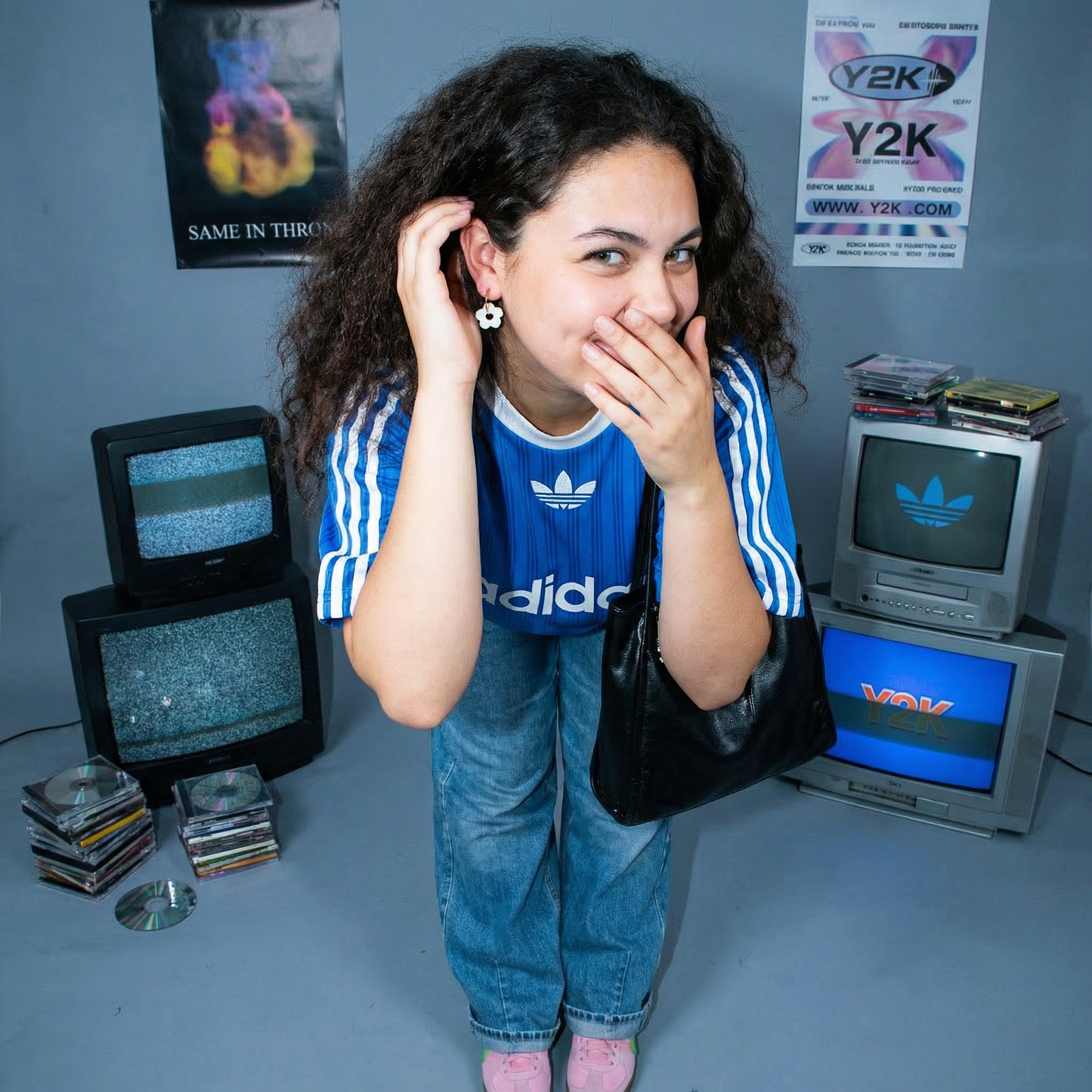 עגילי זהב עם צ׳ארמ פרח היפי לבן